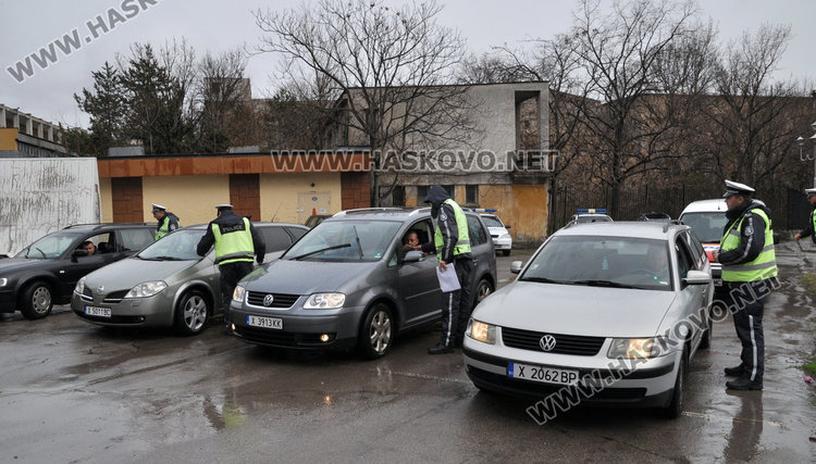 KAT с акция за колани, двама от 10 в нарушение