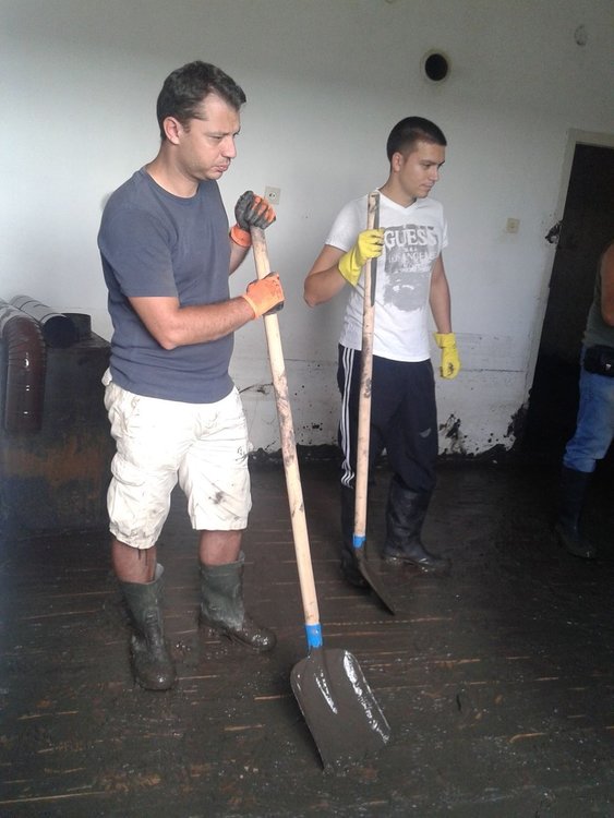 Село Странско: Делян Добрев лично чистеше кал и тиня от къщите ни след наводнението през 2014 г.