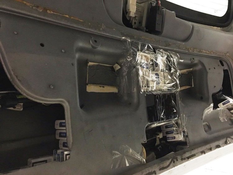 Арменец  разглоби колата си заради контрабандни цигари, но гърми с нея и още 30 бона