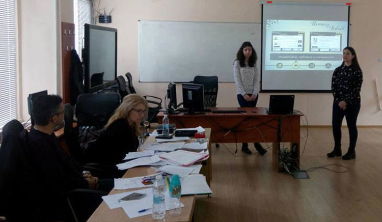 Боряна и Кристина по време на защитата на проекта си