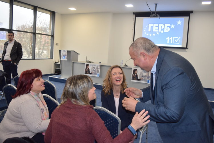 Цвета Караянчева:Образованието е първият от трите стълба в предизборната програма на ГЕРБ