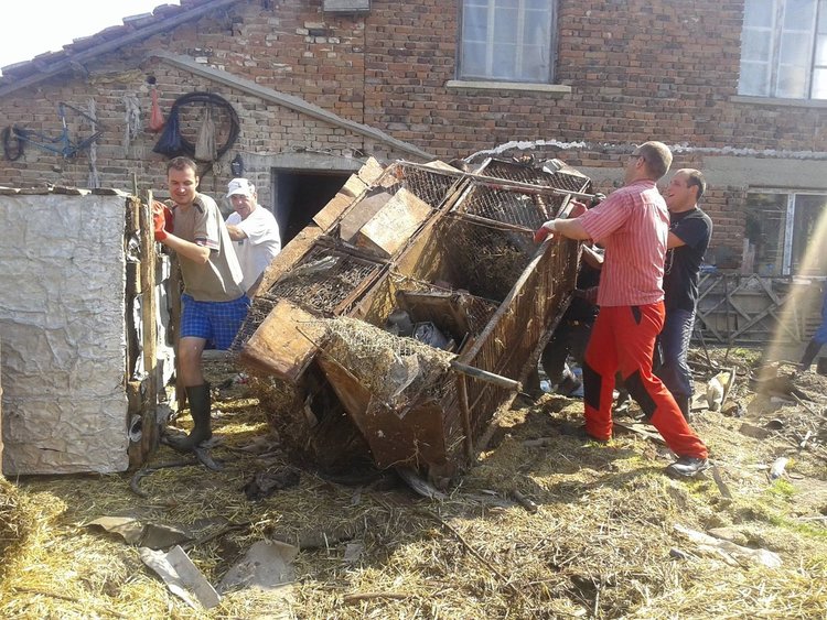 Село Странско: Делян Добрев лично чистеше кал и тиня от къщите ни след наводнението през 2014 г.