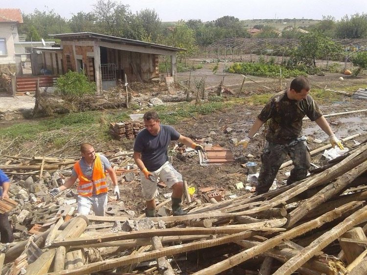 Село Странско: Делян Добрев лично чистеше кал и тиня от къщите ни след наводнението през 2014 г.