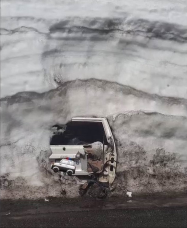 Е, това се казва сняг - 6 метра, а под него Jeep Cherokee