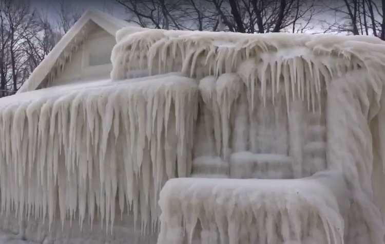 Къща се обледи изцяло край езерото Онтарио (видео)
