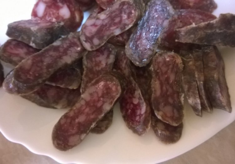 Луканка от диво прасе прати деветима в болница