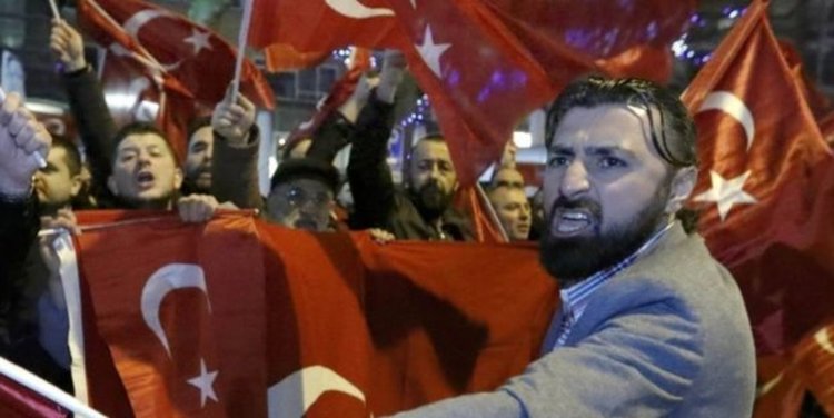 Около 1000 турци имаше на митинга в Ротердам, където се стигна до сблъсъци между силите на реда и събралите се