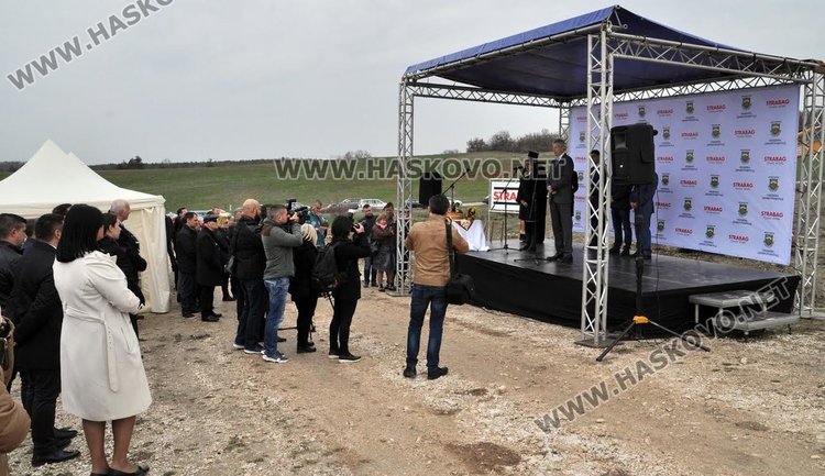 След първата копка на асфалтовата база, правят и текстилен завод край Крепост