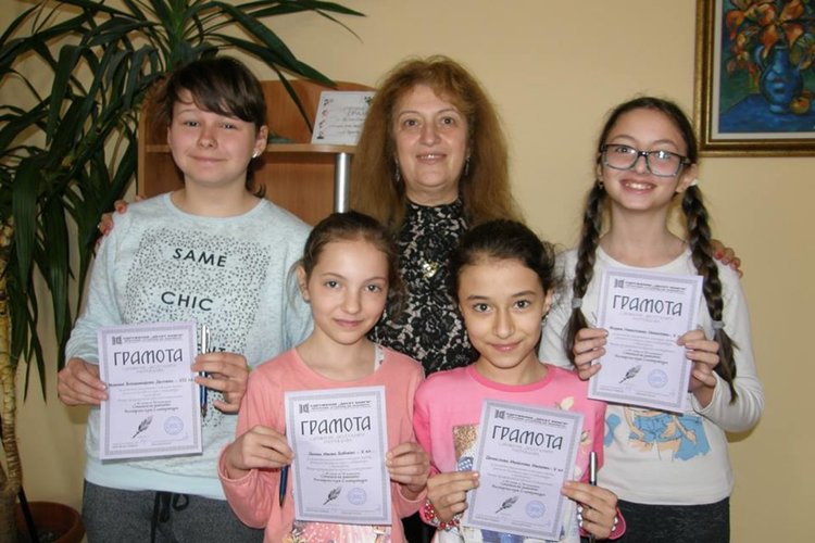 Отлично представилите се деца и директорът Снежана Ангелова