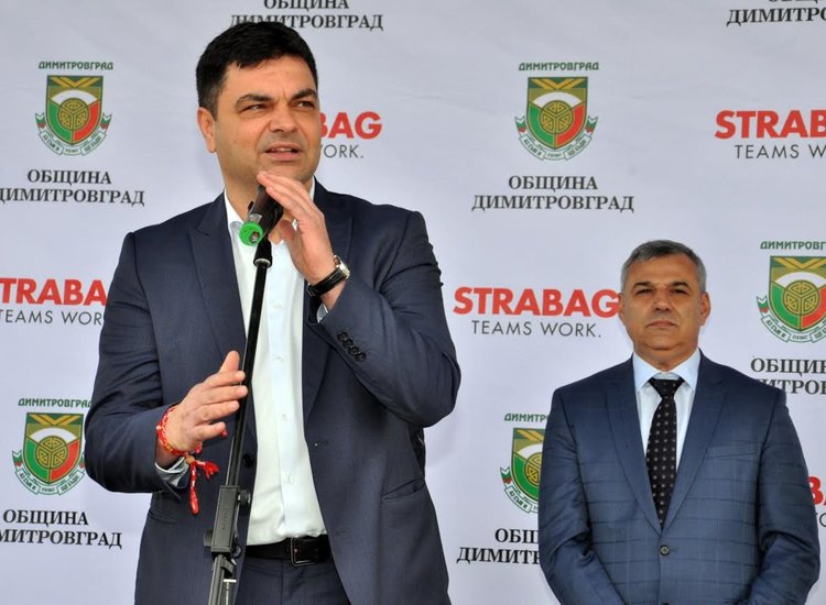 След първата копка на асфалтовата база, правят и текстилен завод край Крепост