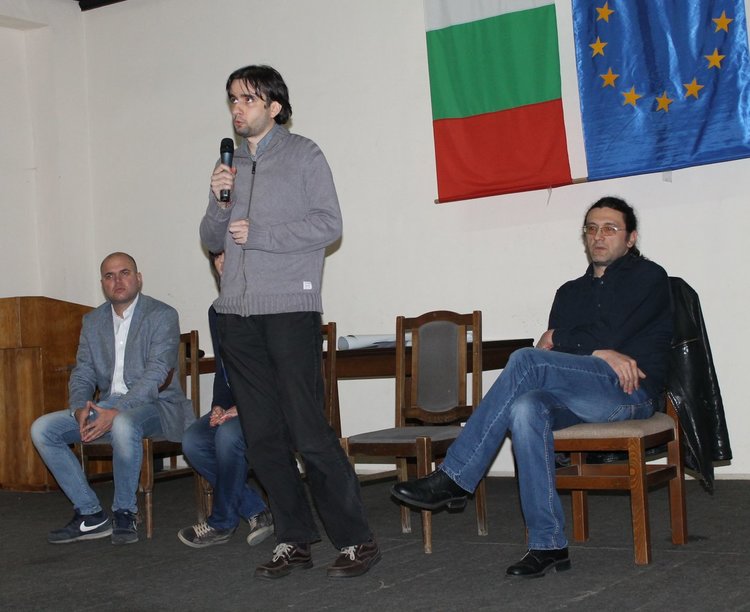 Божидар Божанов, който е също е димитровградчанин, завършил ПМГ "Иван Вазов"