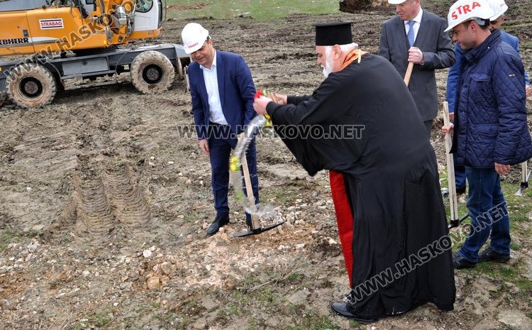 След първата копка на асфалтовата база, правят и текстилен завод край Крепост