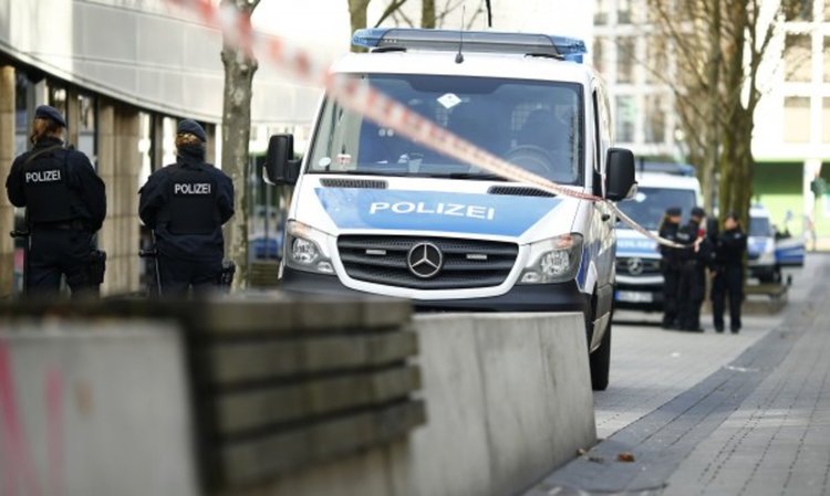 Въоръжен държи заложници в германския град Дуисбург