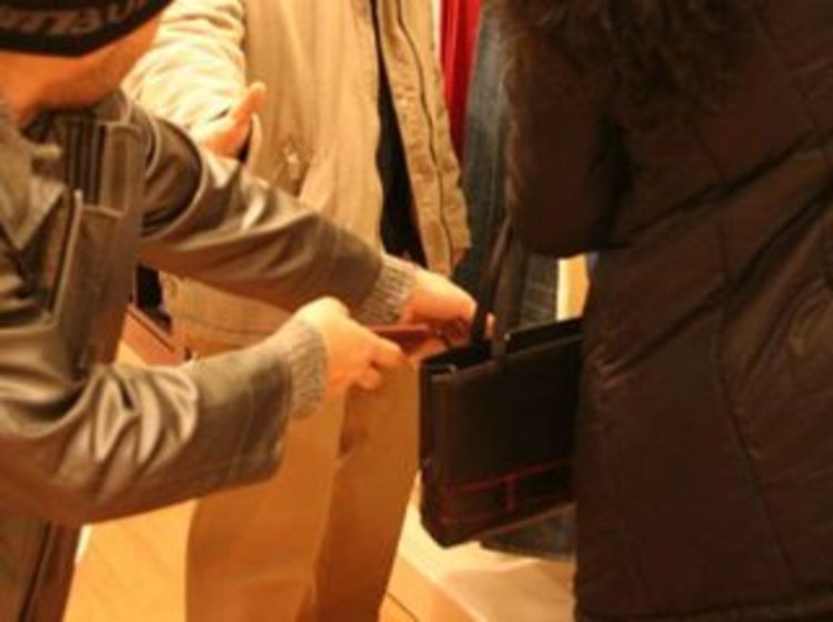 Спипаха джебчийки, отмъкнали с номер портмонето на баба на бул. "Юрий Гагарин"