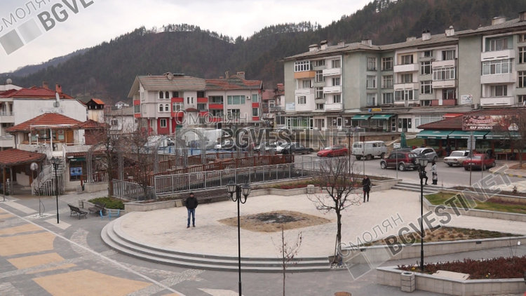 На червено: Дори новата сграда на общината в Неделино е запорирана