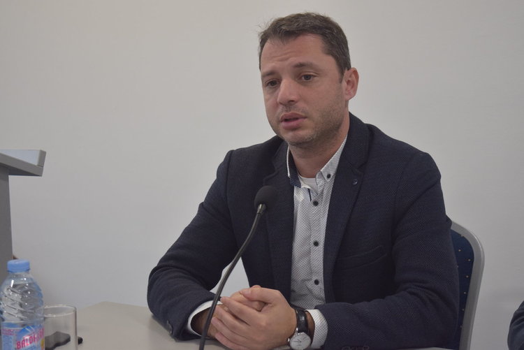        ГЕРБ предлагат радикална административна реформа,пести 2 млрд.лева годишно