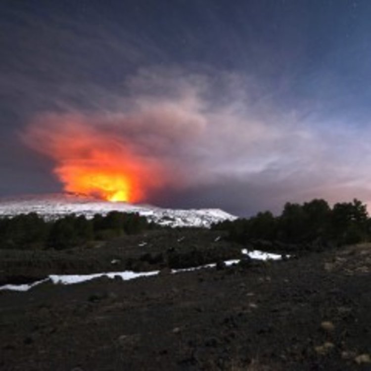 Вулканът Етна отново изригна, 10 души пострадаха