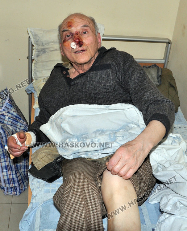 Глутница кучета нахапаха възрастен мъж пред общината