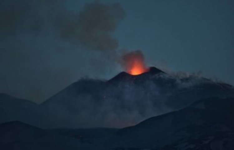 Вулканът Етна отново изригна, 10 души пострадаха