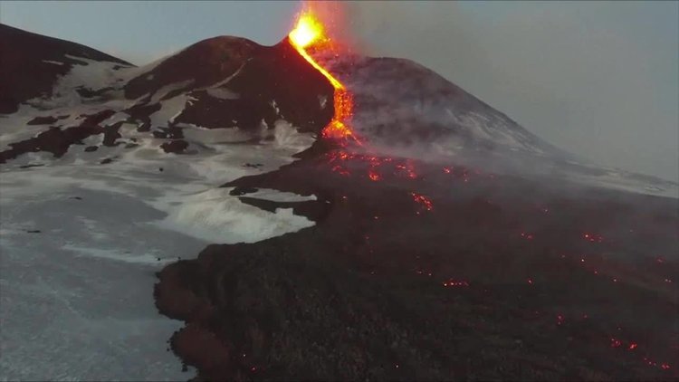 Вулканът Етна отново изригна, 10 души пострадаха