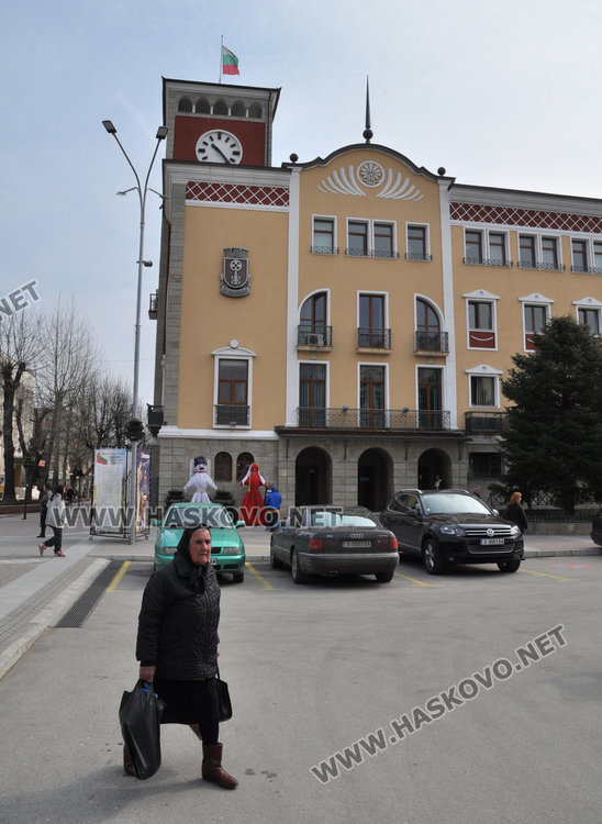 Глутница кучета нахапаха възрастен мъж пред общината