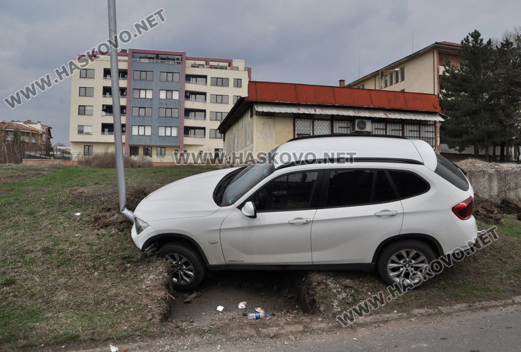 Втори джип БМВ се заби в стълб зад Икономиката