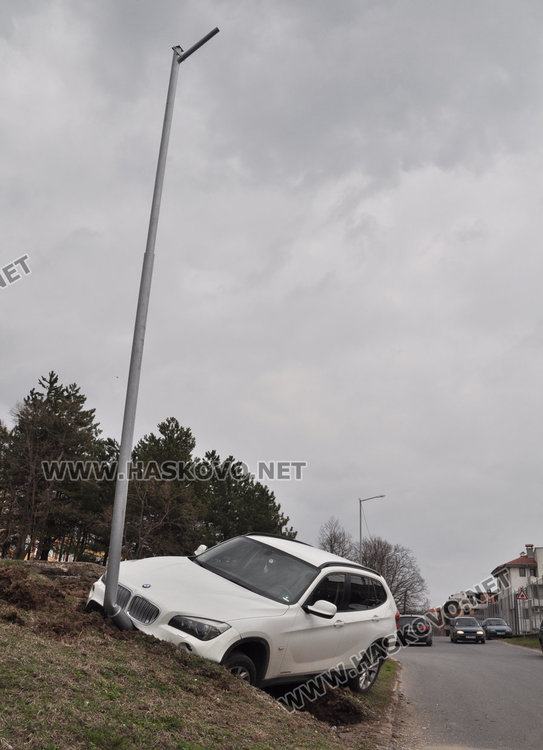 Втори джип БМВ се заби в стълб зад Икономиката