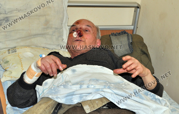 Глутница кучета нахапаха възрастен мъж пред общината