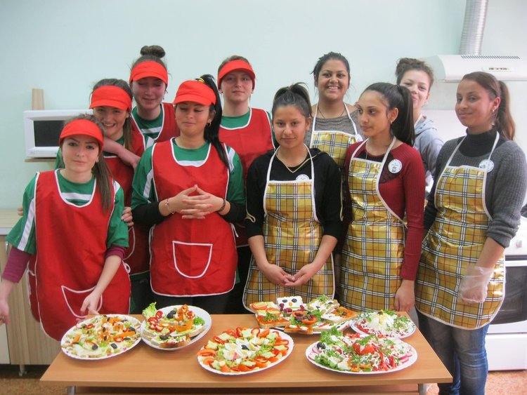 Две димитровградски училище организираха кулинарно състезание, свързано със здравословното хранене