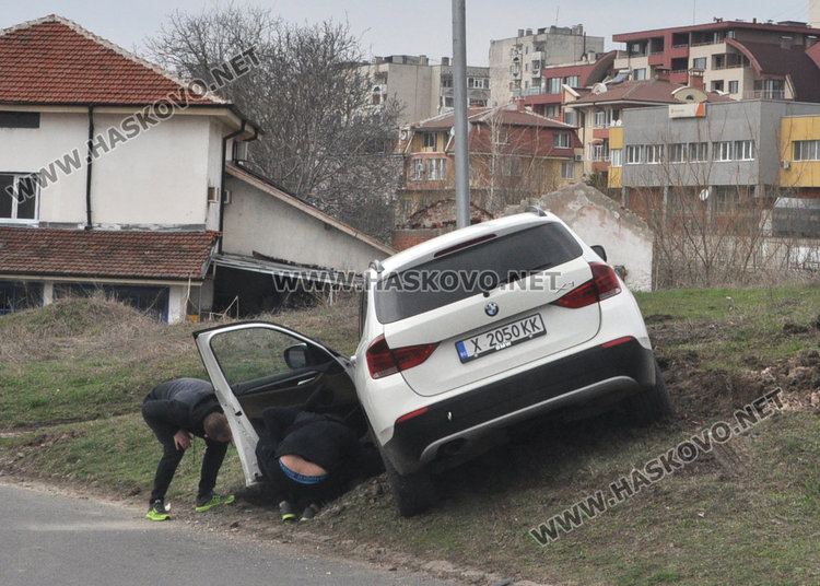 Втори джип БМВ се заби в стълб зад Икономиката