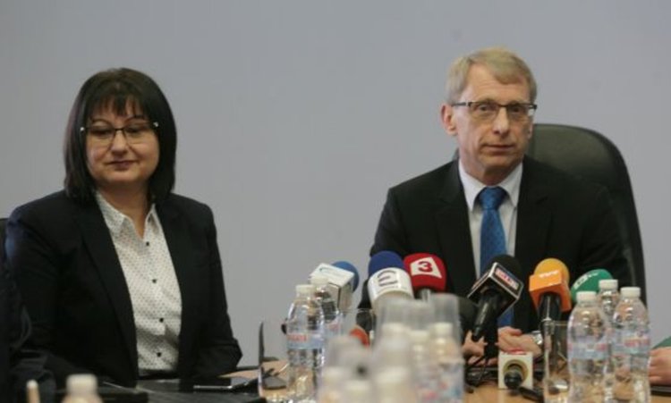 9000 учители напускат системата тази година