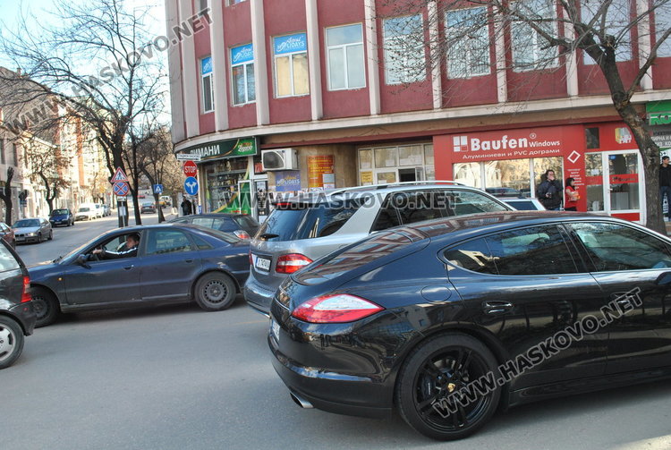 Шаран се заби в Поршето на Станислав Иванов до поликлиниката