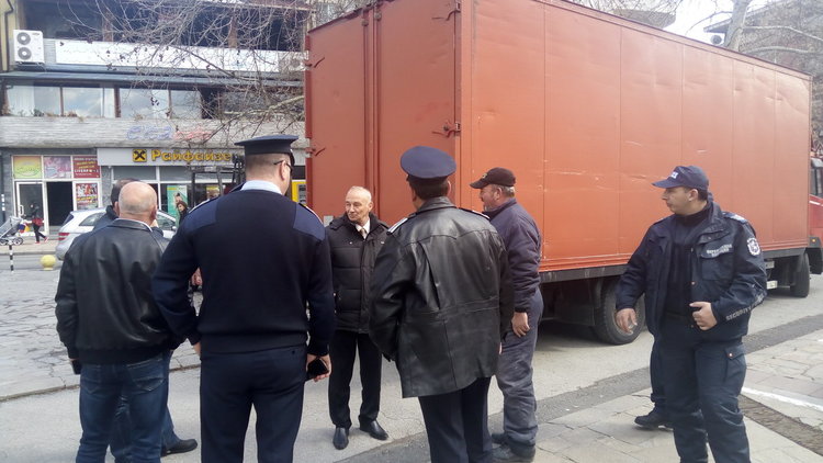 Бюлетините за вота пристигнаха под конвой,затварят ги при строга охрана 