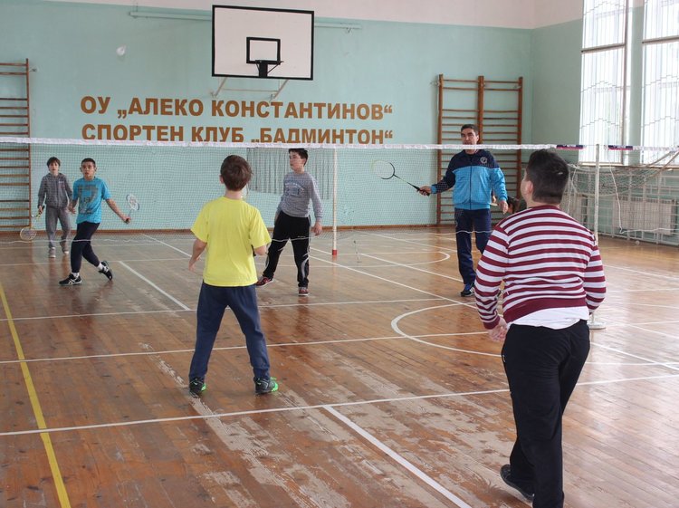 Близо 70 деца тренират в клуба по бадминтон в ОУ "Алеко Константинов"