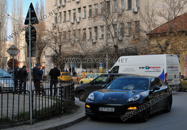 Шаран се заби в Поршето на Станислав Иванов до поликлиниката