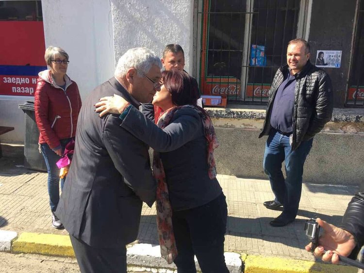 С цветя и развети знамена посрещнаха Караянчева в родопското село Падина 