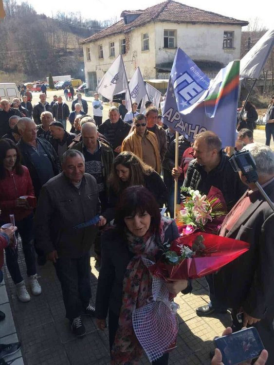С цветя и развети знамена посрещнаха Караянчева в родопското село Падина 
