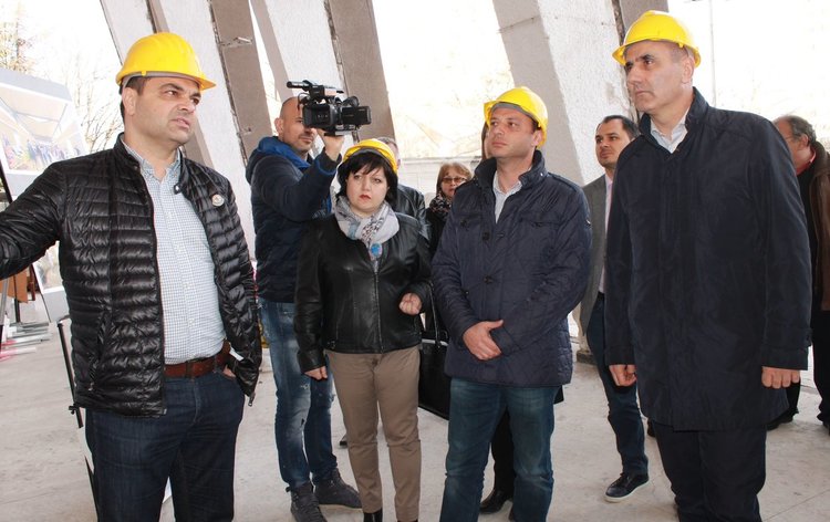 Как върви ремонта на Спортна зала "Младост" в Димитровград се увери днес председателят на Националния предизборния щаб на ГЕРБ Цветан Цветанов