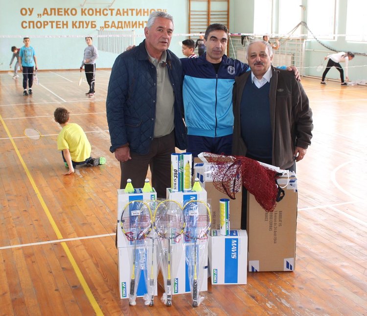 Председателят на федерацията Пюзант Касабян (вдясно) донесе дарението за клуб "Вапцаров"