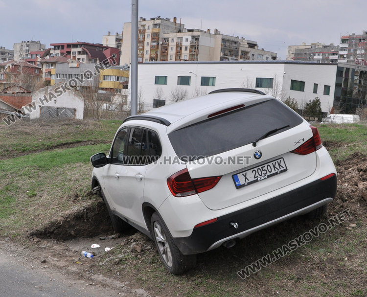 35-годишна е блъснала джипа БМВ в стълба до ФСГ вчера