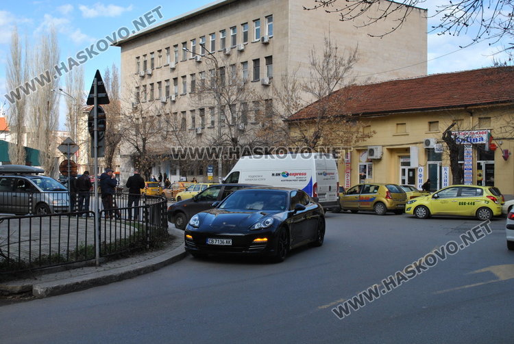 Шаран се заби в Поршето на Станислав Иванов до поликлиниката