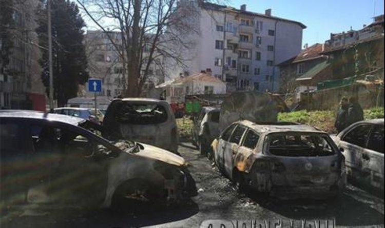 Огнена вендета! Пет коли пламнаха като факли