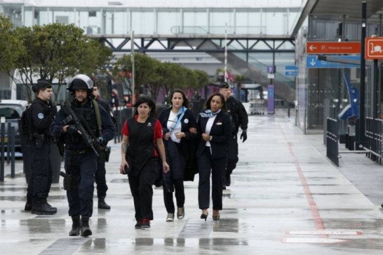 Не са намерени експлозиви у нападателя от летище "Орли"