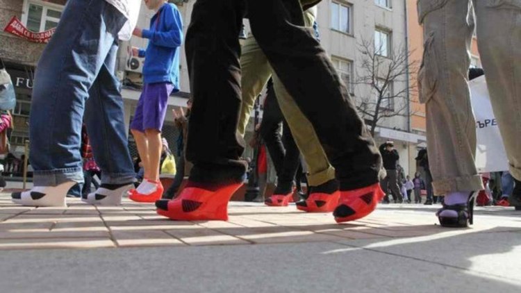 Мъже обуват токчета, за да "извървят километър в нейните обувки"