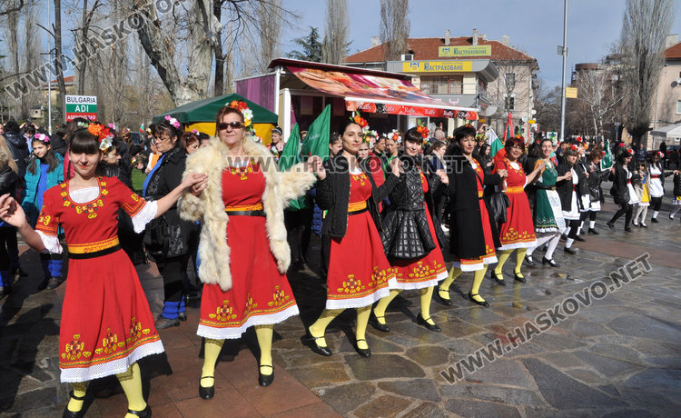 1300 на “Хайдушка софра” в Хасково, занаятчии показват майсторлъка си