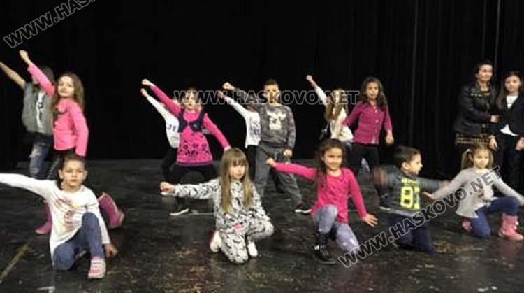 30 претенденти за короната на мини мис и мини мистър в Хасково