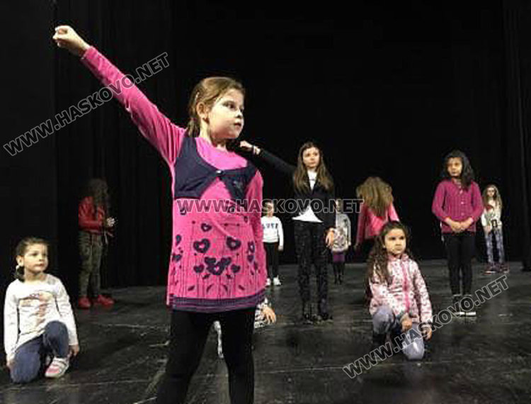 30 претенденти за короната на мини мис и мини мистър в Хасково