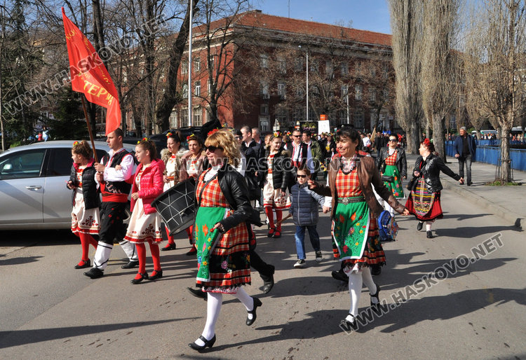 1300 на “Хайдушка софра” в Хасково, занаятчии показват майсторлъка си