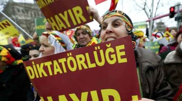 Хиляди кюрди скандираха във Франкфурт "Ердоган е терорист"