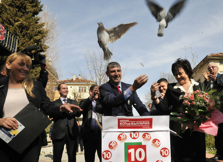 Препълнена зала посрещна Корнелия Нинова в Хасково